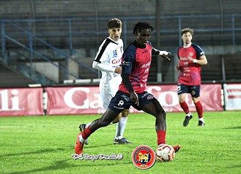 Un Canosa in dieci per più di un'ora sfiora l'impresa contro la vice-capolista Molfetta: 0-0 il finale